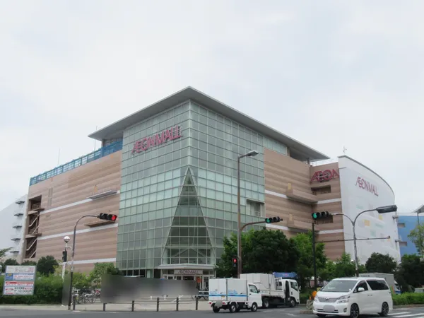 大型複合商業施設イオンモール鶴見緑地まで徒歩11分。(約850m)
