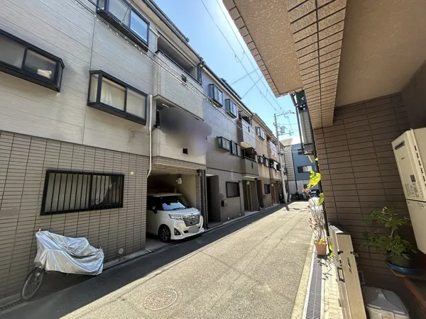 前面道路含む外観です。