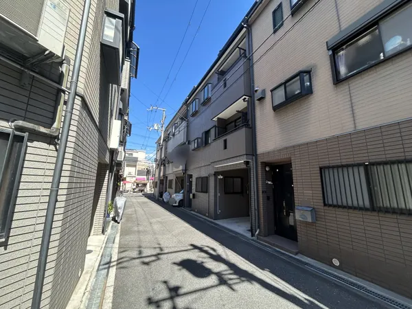 前面道路含む外観です。