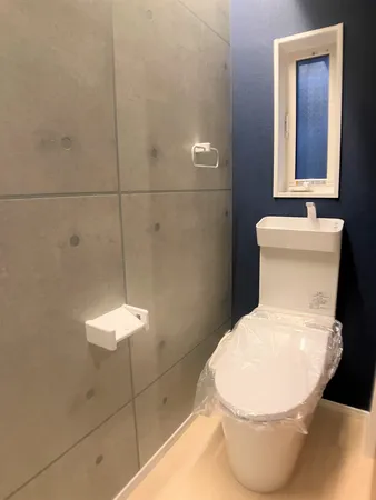 2階のトイレです。3階建ての家の2階にあるため、どの階にいても使用しやすいです。タオルリングも設置してあり便利です。