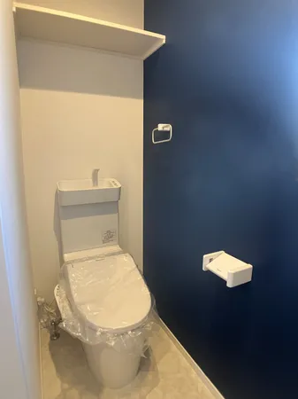 3階のトイレです。お家の中に2つトイレがあるため、好きなタイミングで行きやすいです。後ろには物を置くことが出来る棚があります。