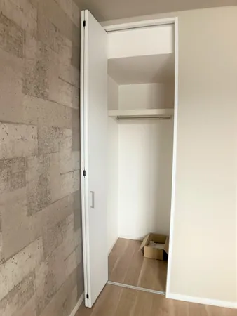 約5.5帖のお部屋のクローゼットです。アウターなどを収納するのに役立ちます。※写真中の家具・家電は売買価格に含まれません。