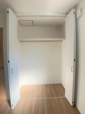 約6帖のお部屋のクローゼットです。横幅も広く、多くのものを収納することが出来そうです。