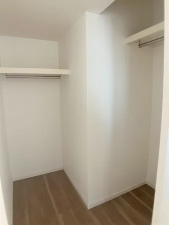 約6帖のお部屋のクローゼットです。ウォークインクローゼットのため収納力が高いです。