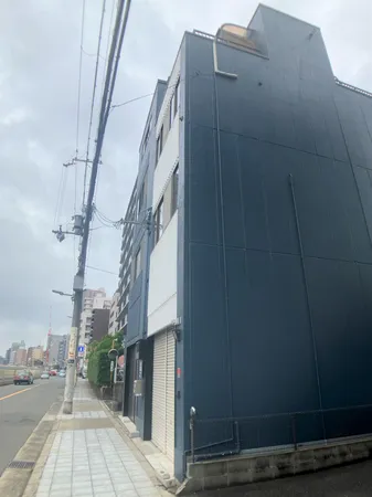 前面道路含む外観です。