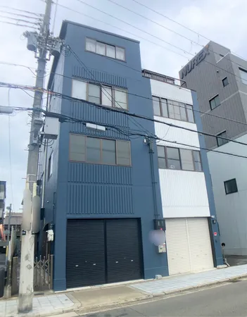 青と白のきれいな外観です。4階建て3SLDK+2作業場の建物です。