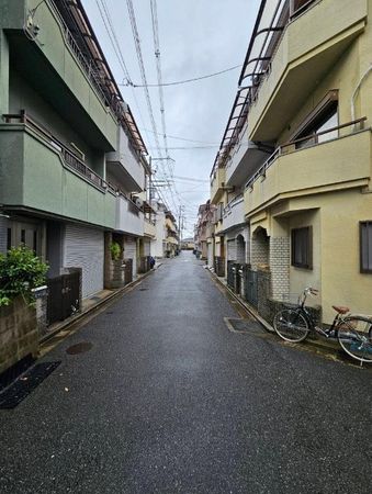 大東市緑が丘1丁目 戸建て 前面道路含む外観 前面道路含む外観