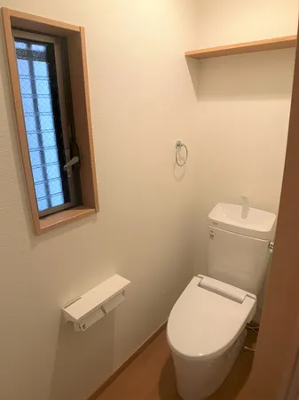 1階トイレは上部に棚が設けられており、トイレ用品や掃除用具などをしまっていただけます。窓付きで自然換気が可能です。