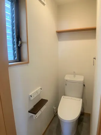 2階トイレは上部に棚が設けられており、トイレ用品や掃除用具などをしまっていただけます。窓付きで自然換気が可能です。