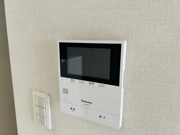 【インターホン】TVモニター付きのインターホンのため、訪問者の様子を確認することができ安心です。