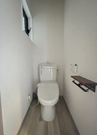 【トイレ】トイレは2階部分にあります。トイレットペーパーホルダーは2連型になっており、予備を設置しておくことが可能です。