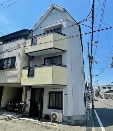 【外観】平成7年10月築。3SLDK＋店舗の角住宅。