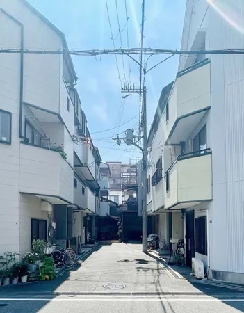 【前面道路含む外観】南側は幅員４．０メートルの１項2号道路に接道しています。