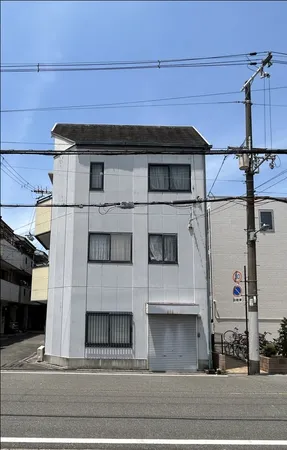 【前面道路を含む外観】南東角の住宅となっております。陽当たり良好。