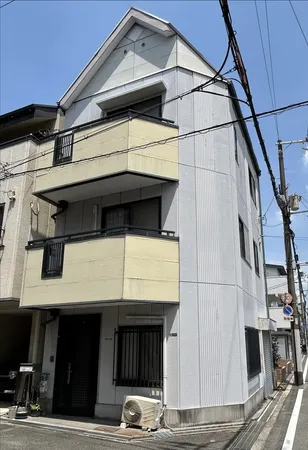 【外観】平成7年10月築。3SLDK＋店舗の角住宅。