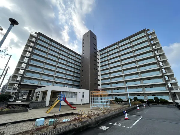 【外観】3駅3沿線ご利用可能な便利な立地。11階建て6階部分のお部屋。