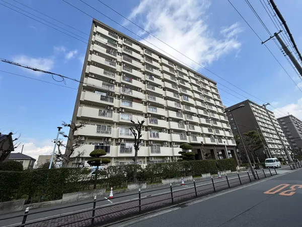 【外観】3駅3沿線ご利用可能な便利な立地。11階建て6階部分のお部屋。