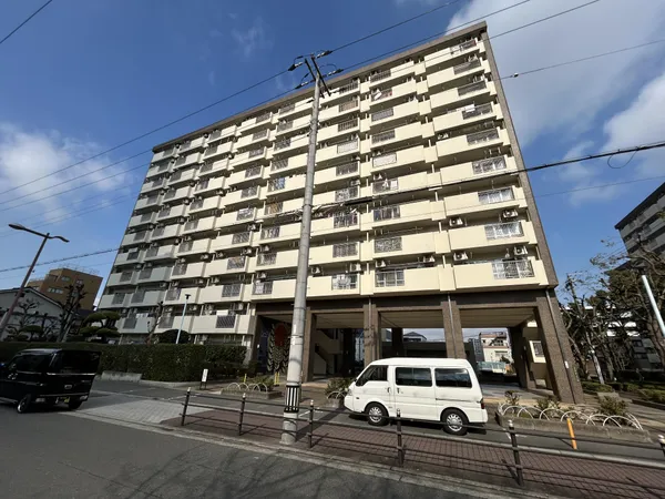 【外観】3駅3沿線ご利用可能な便利な立地。11階建て6階部分のお部屋。