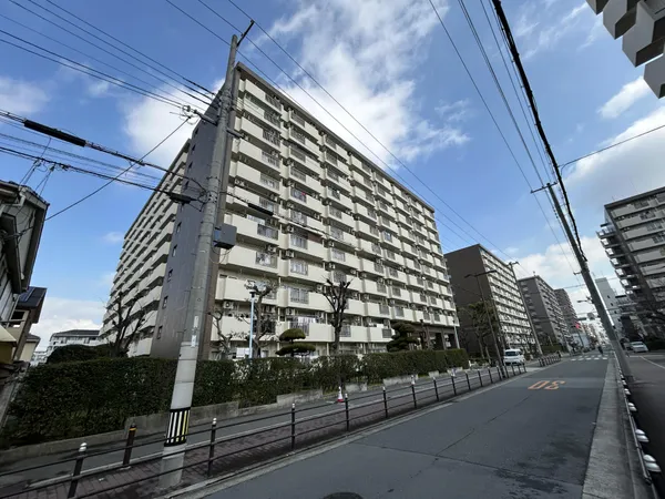 【外観】3駅3沿線ご利用可能な便利な立地。11階建て6階部分のお部屋。