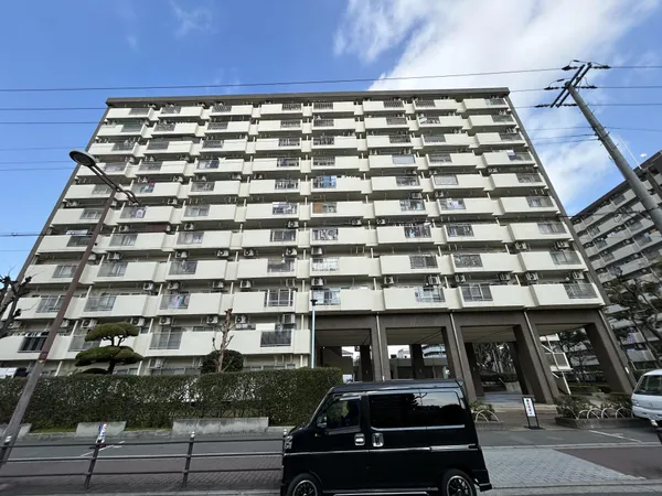 【外観】3駅3沿線ご利用可能な便利な立地。11階建て6階部分のお部屋。