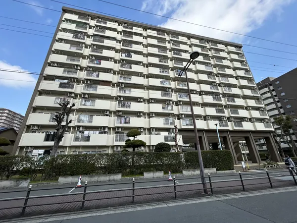 【外観】3駅3沿線ご利用可能な便利な立地。11階建て6階部分のお部屋。