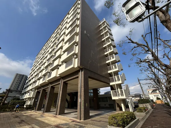 【外観】3駅3沿線ご利用可能な便利な立地。11階建て6階部分のお部屋。