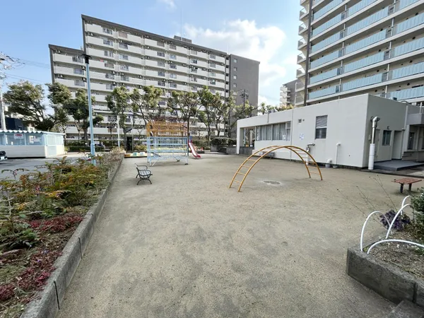 【敷地内公園】敷地内にございます公園では安心してお子様たちを遊ばせることが出来ます。