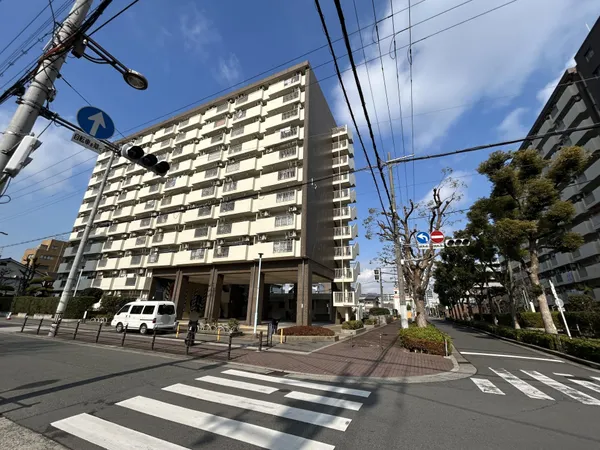 【前面道路を含む外観】前面道路では歩道と車道がしっかり分けられているため、安心して通行できます。