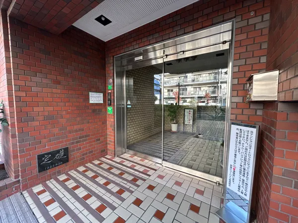 【エントランス】植栽が綺麗に整えられたエントランス。