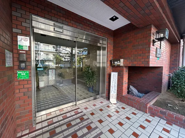 【エントランス】植栽が綺麗に整えられたエントランス。