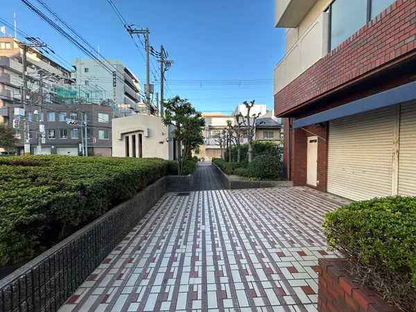 【現地写真】植栽が綺麗に整えられたエントランス。