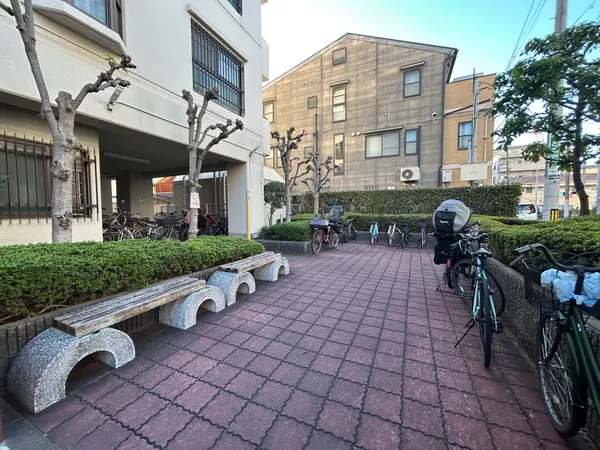 【現地写真】敷地内には休憩スペースもございます。