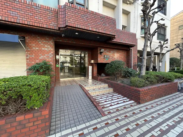 【エントランス】植栽が綺麗に整えられたエントランス。