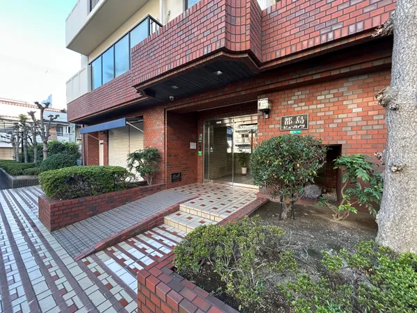 【エントランス】植栽が綺麗に整えられたエントランス。