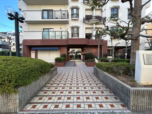 【エントランス】植栽が綺麗に整えられたエントランス。