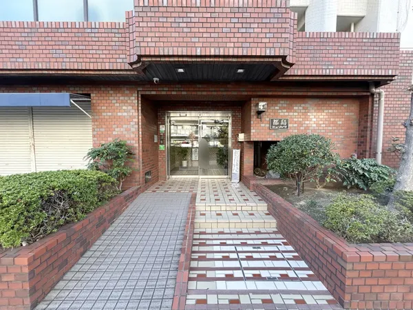 【エントランス】植栽が綺麗に整えられたエントランス。