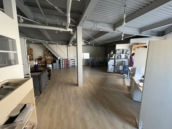 2階事務所※室内写真の家具・照明等の調度類は価格に含まれません。