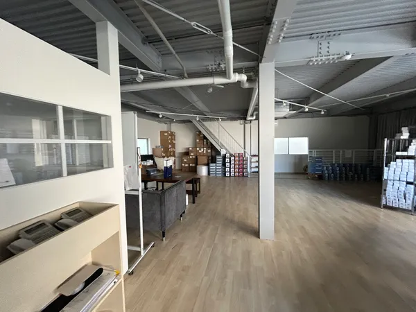 2階事務所※室内写真の家具・照明等の調度類は価格に含まれません。