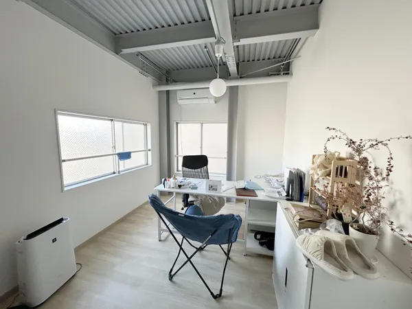 2階事務所個室部分※室内写真の家具・照明等の調度類は価格に含まれません。