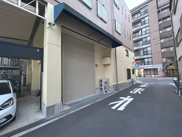 【前面道路含む外観（北）】