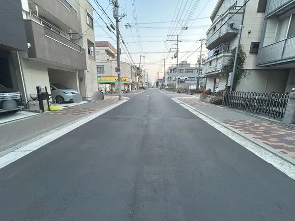 【前面道路含む外観（西）】