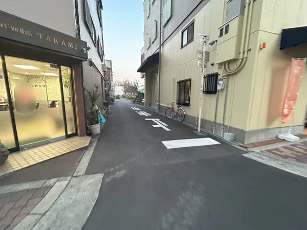【前面道路含む外観（北）】