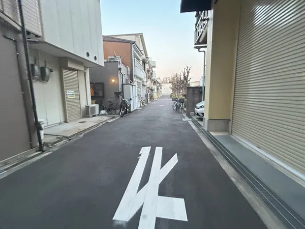 【前面道路含む外観（北）】