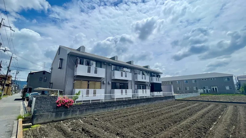 【外観】・近鉄難波・奈良線「若江岩田駅」まで徒歩15分。・現在賃貸中です。（8室中7室賃貸中）