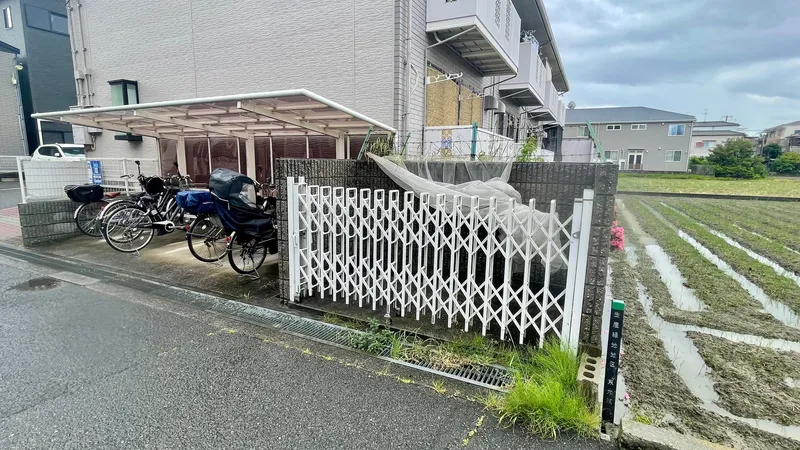 【ゴミ置き場・駐輪場】ゴミ置き場・駐輪場。