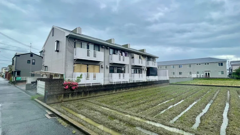 【外観】・近鉄難波・奈良線「若江岩田駅」まで徒歩15分。・現在賃貸中です。（8室中7室賃貸中）