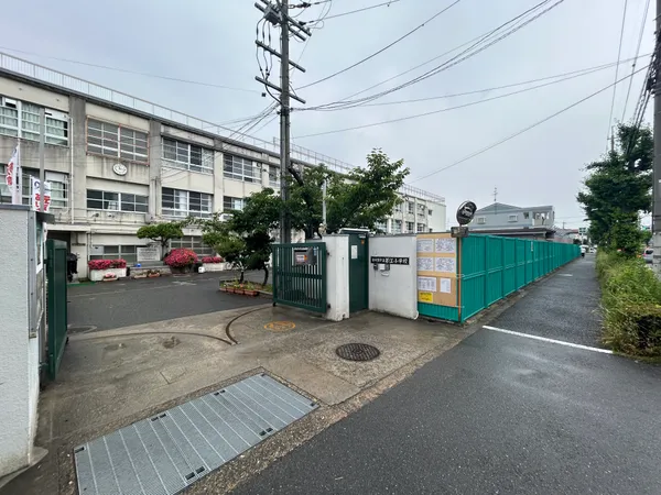 徒歩8分。