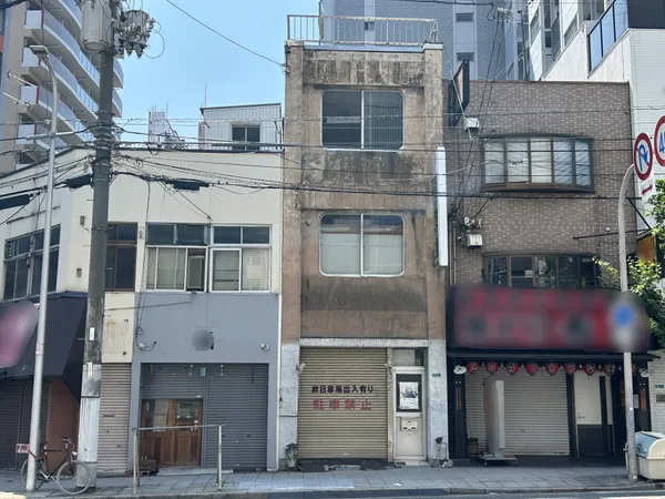外観です。鉄骨造４階建です。