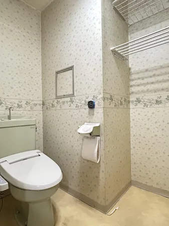 トイレです。上部棚付きで収納に便利です。