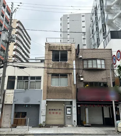 外観です。鉄骨造４階建です。